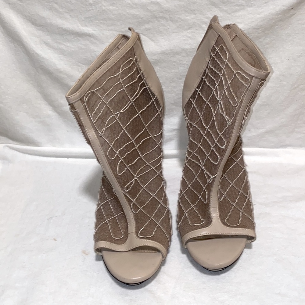 BCBGMAXAZRIA VERO CUOIO BOOTIES. Size 10.